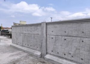 Üretim sahasında yüksek desenli hazır beton duvar panelleri