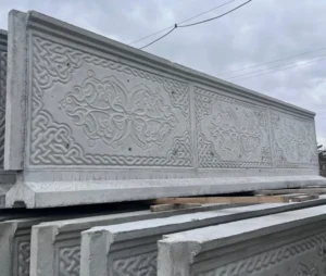 Üretim sahasında motif desenli hazır beton duvar panelleri