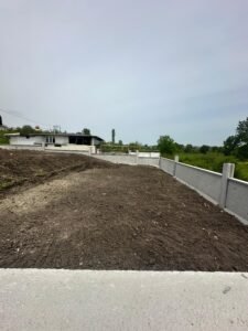 Açık parsel çevresinde hazır beton duvar uygulaması
