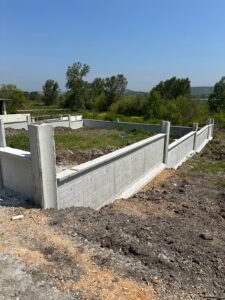 Köşe dönüşlü bahçe sınırında hazır beton panel duvar